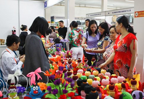 Du khách tham quan Hội chợ Quà tặng hàng thủ công mỹ nghệ Hà Nội 2015